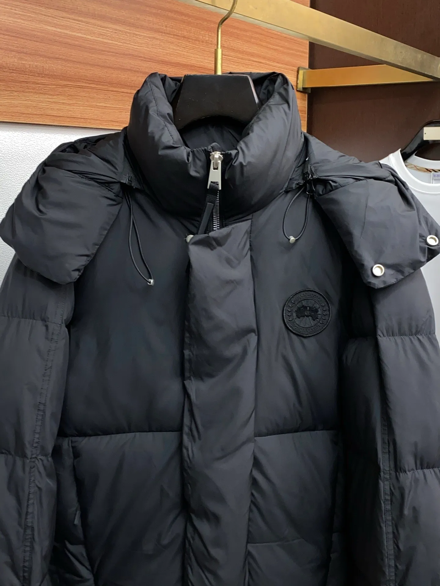 P1400 [Zhang Linghe’s latest top-grade down-filled Canada Goose model] Hooded, removable hood! The original custom-woven lightweight square technology three-proof fabric is windproof, rainproof and friction-proof. It is made of 400D gallbladder Zhengerbajing national standard 90 white duck down. When it is inserted inside, it will be more fluffy and temperature-locking. The whole piece can be stored and folded! ! The embroidered logo on the left chest is a topographic map of Canada, lifelike and perfectly restored. It is embroidered with high-density colored yarn using imported embroidery machines from Bai Lingda. In particular, the sleeves are detachable, making it especially suitable for areas with unstable climate. The washing and labeling are all based on the latest version, and the customized washing labels are equipped with laser anti-counterfeiting labels! ! And the position of the wash water mark is synchronized according to the 25-year new hidden design process. The wash water mark is all hidden inside and can be seen in the detailed picture. What you see is what you get! ! Color graphite gray, black Size xs s m L xl